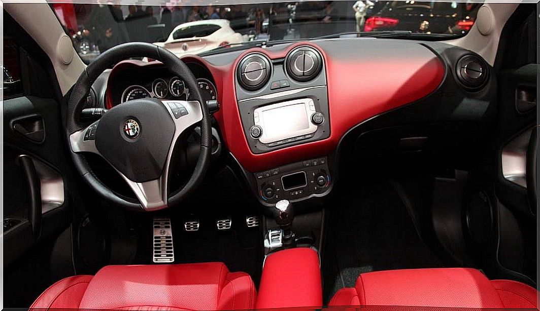 alt = "Alfa Romeo Mito interior"