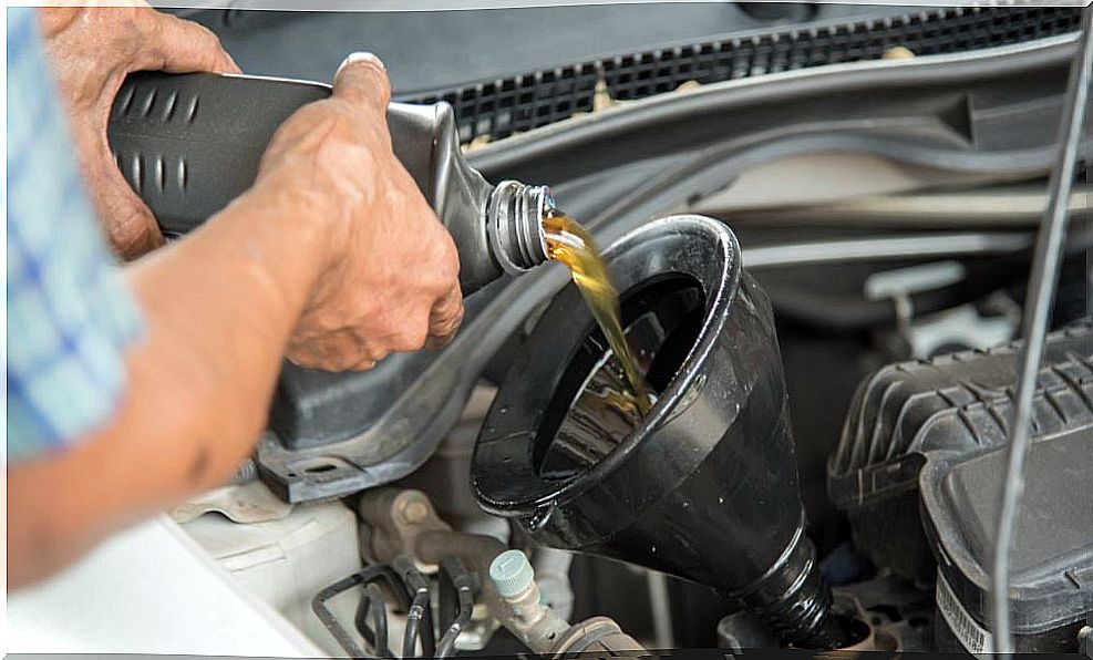 Changing the oil in your car, a simple task