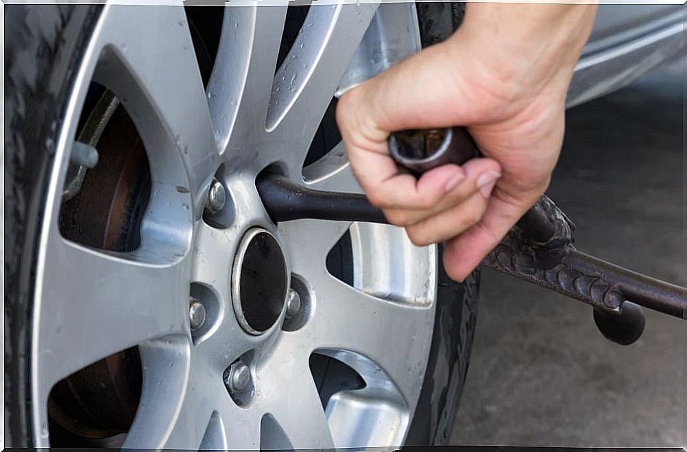 How to change a wheel after a puncture?