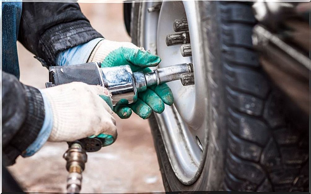 How to change the wheel of a car?