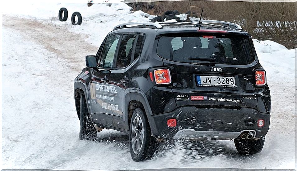 Jeep Renegade rear view snow