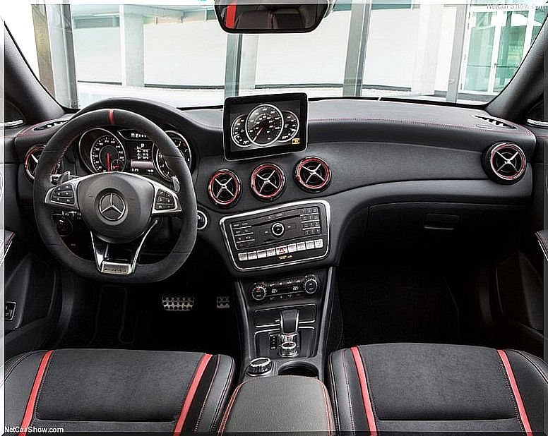 Mercedes AMG CLA 45: interior