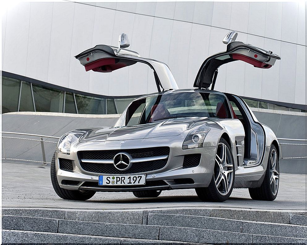 Mercedes SLS AMG, the modern reinterpretation of the gull wings