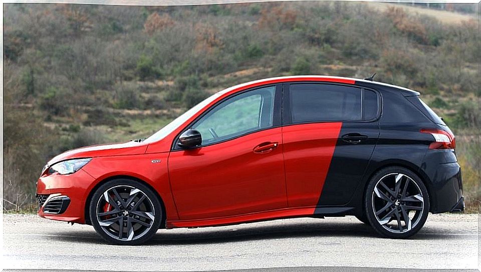 Peugeot 308 GTi side view