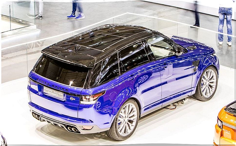 alt = "The 2017 Range Rover Sport seen from the air"