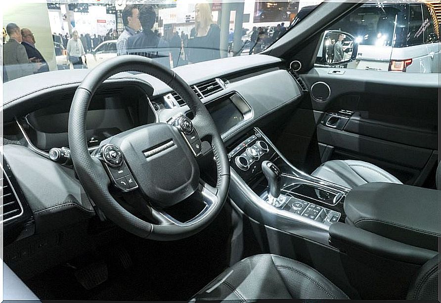 alt = "Interior of the new Range Rover Sport"