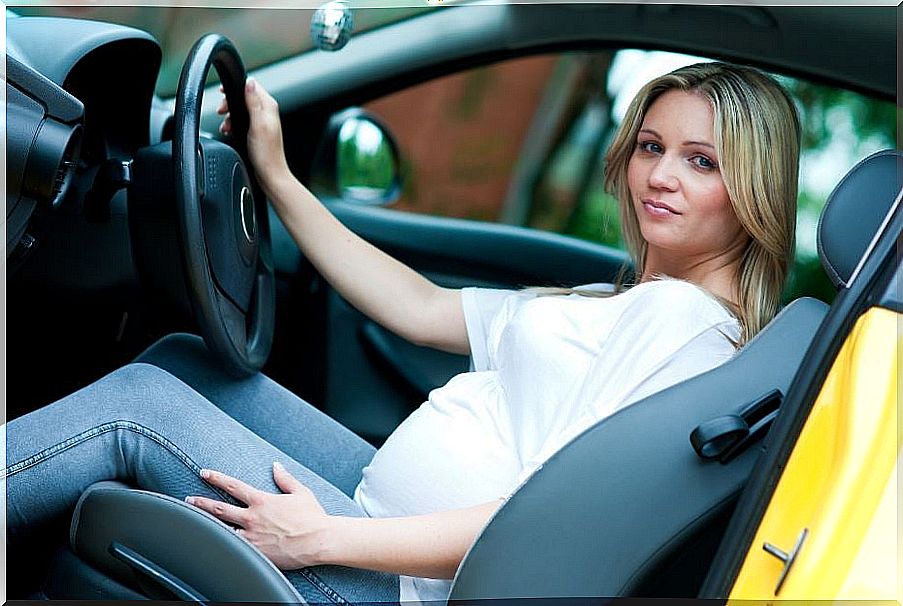 The use of the seat belt in pregnancy.