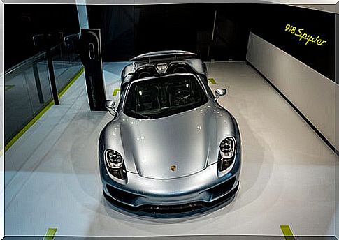 Liquid Metal Silver paintwork on the sports Porsche 918 Spyder