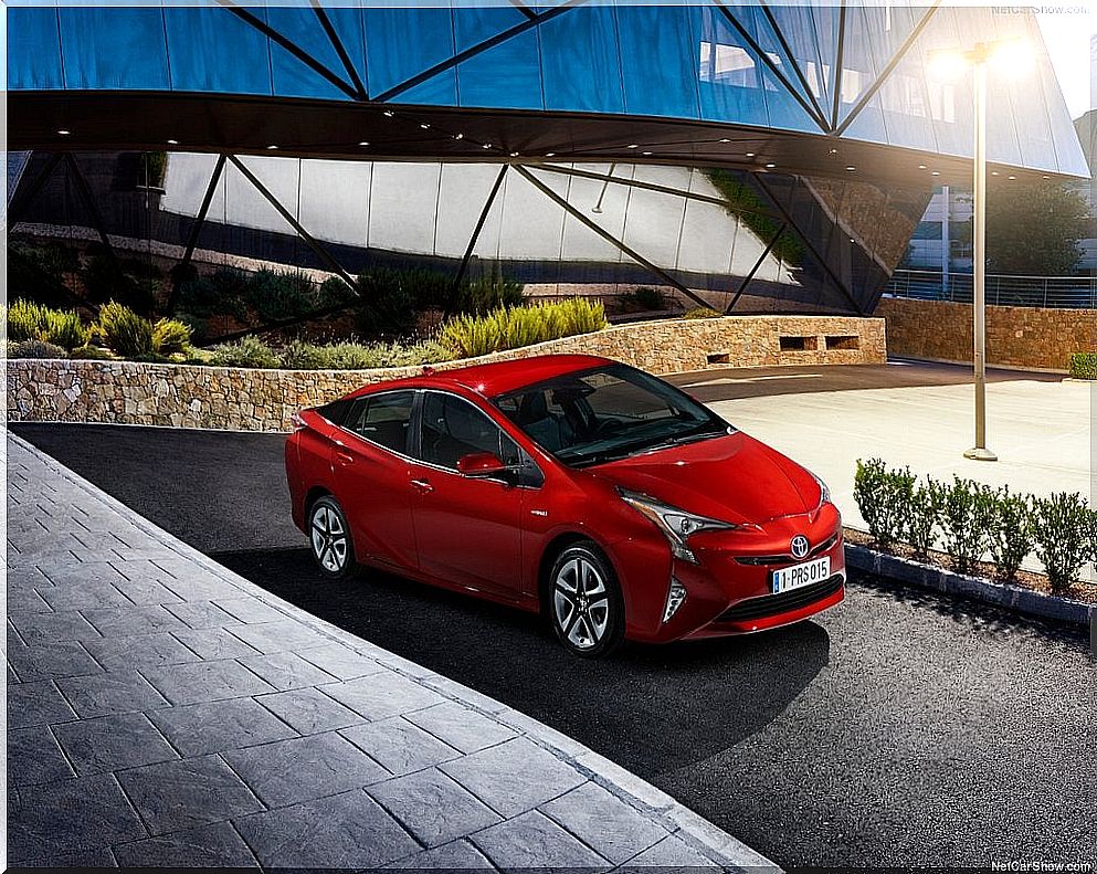 2016 Toyota Prius: front