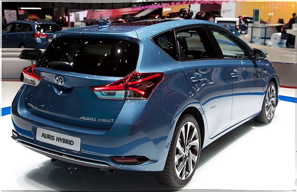 alt = "Toyota Auris has a large trunk"