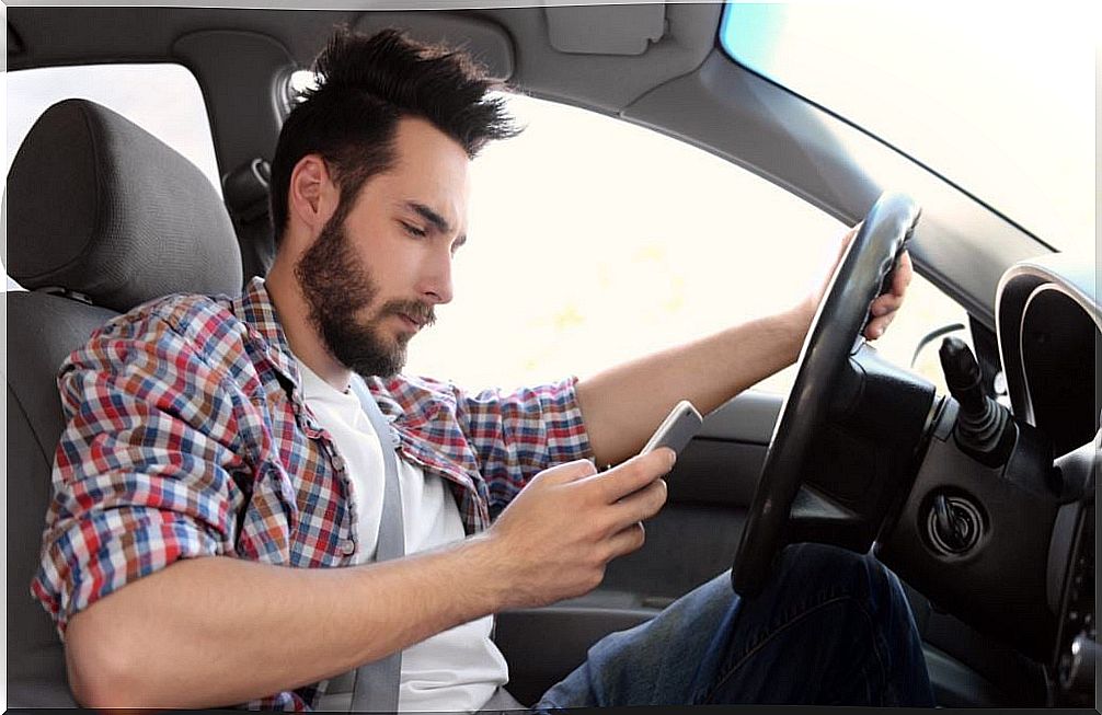 Use of the mobile phone behind the wheel: precautions and consequences