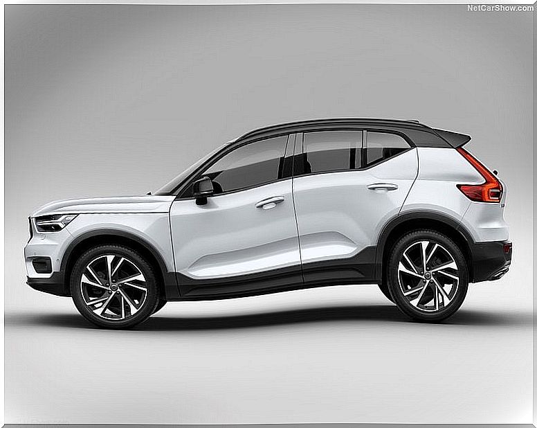 Volvo XC40 - Side