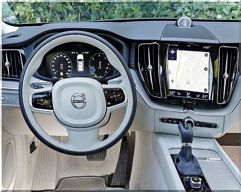 Volvo XC60: interior